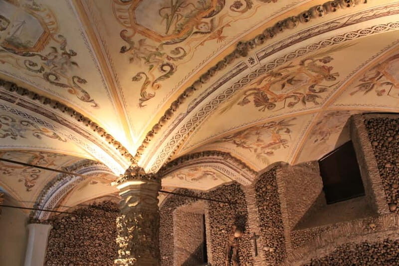 From Lisbon: Évora and Monsaraz with Regional Wine Tasting - Évora on foot: Roman Temple to cathedral towers