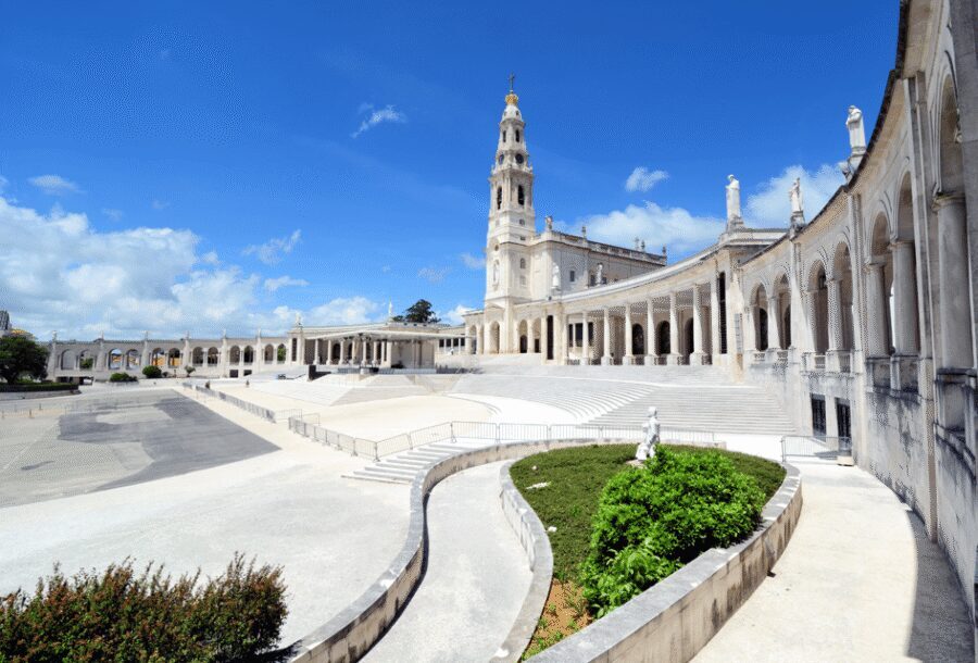 From Lisbon: Fátima, Batalha, Nazaré, and Óbidos – Small groups - A smooth 9-hour loop from Lisbon (small group up to 8)