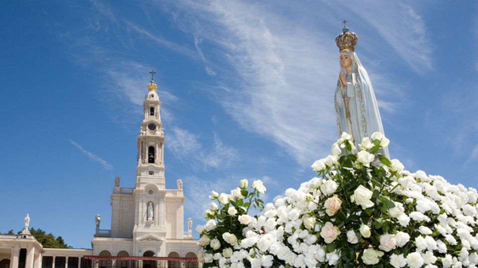 From Lisbon: Fátima, Batalha, Nazaré & Óbidos Full-Day Tour - Nazaré: Fishermen, a Virgin Legend, and Surf Lore Up the Coast