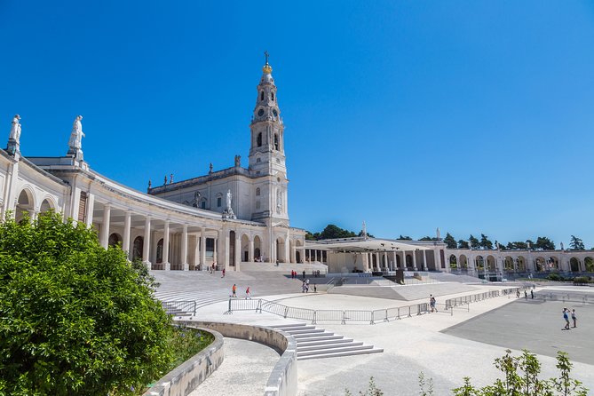 From Lisbon: Fatima Batalha Nazare & Obidos Small Group Day Trip - Stop 4: Óbidos, fortified-town magic with about 1 hour