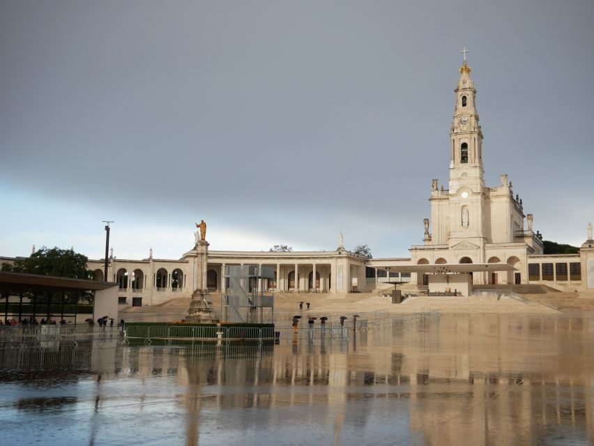 From Lisbon: Fatima, Nazare, and Obidos 8-People Group Tour - Fatima’s sanctuary: tombs, the Chapel of the Apparitions, and key details