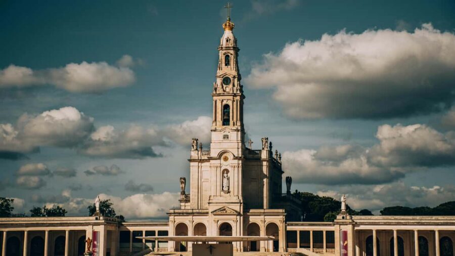 From Lisbon: Fatima, Nazaré, and Óbidos tour with an Italian guide - Fatima sanctuary time plus Aljustrel context