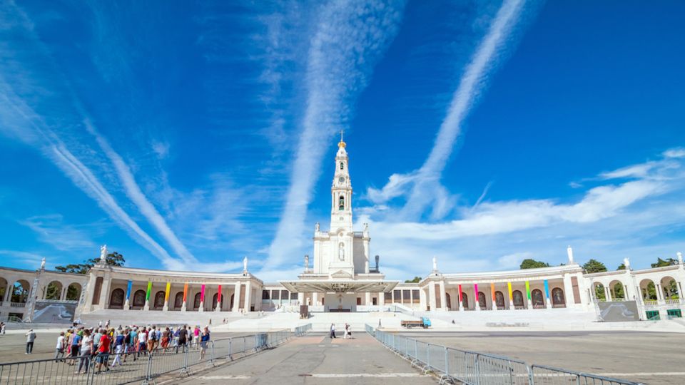 From Lisbon: Fátima, Nazaré and Sintra Guided Tour - Nazaré’s Atlantic Show: Big Waves, Golden Beach Energy, and Lunch on Your Terms