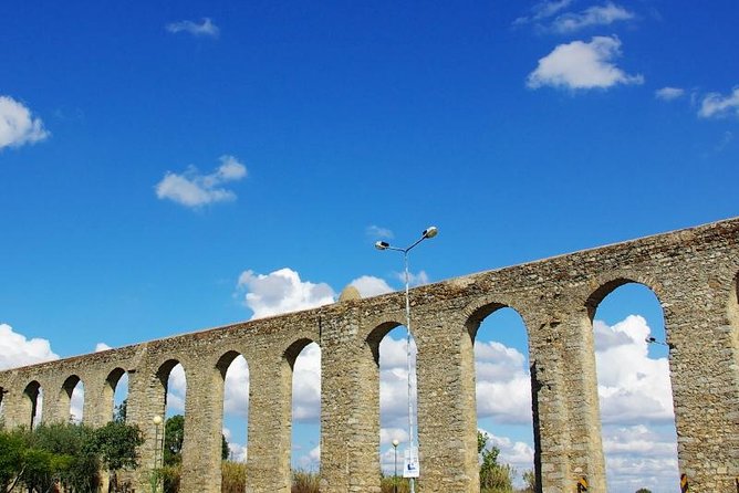 From Lisbon to Alentejo: Évora and Megaliths Full-Day Tour - Praça do Giraldo free time: lunch and slow street wandering