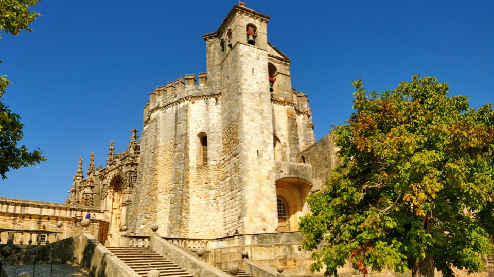 From Lisbon: Tomar, Christ Convent & Almourol Castle Tour - Which guide style fits best here?