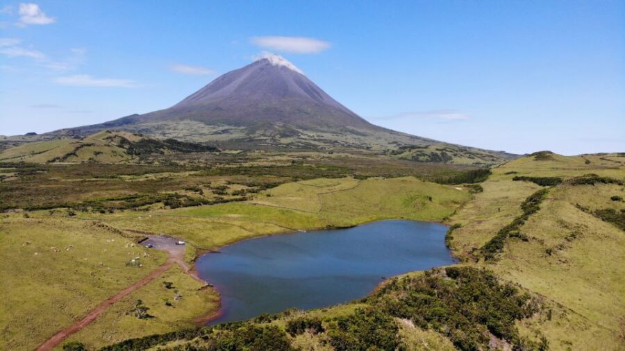 From Madalena: Pico Volcanoes and Lakes Guided Day Tour - Casa dos Vulcões: the earthquake simulation and hands-on exhibits