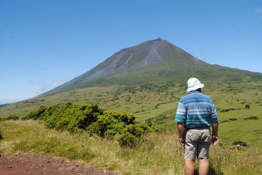 From Madalena: Pico Volcanoes and Lakes Guided Day Tour - Guides make the difference: Silvia and Janine in the mix