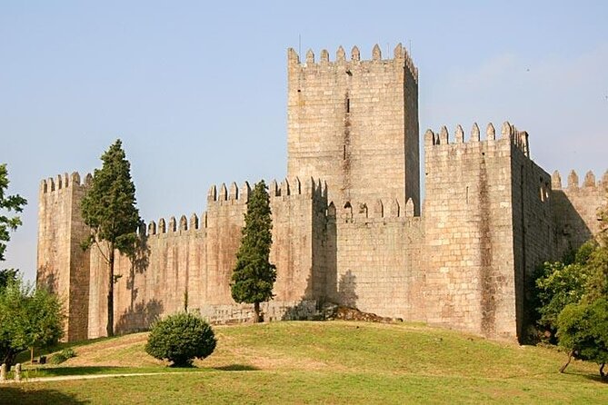 Full-Day Braga & Guimarães Guided Semi-Private Tour with Lunch from Porto - Stop 2: Se de Braga cathedral guided viewing