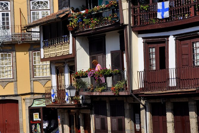 Full-Day Braga & Guimarães Guided Semi-Private Tour with Lunch from Porto - Stop 6: Largo da Oliveira square walk and naming origins
