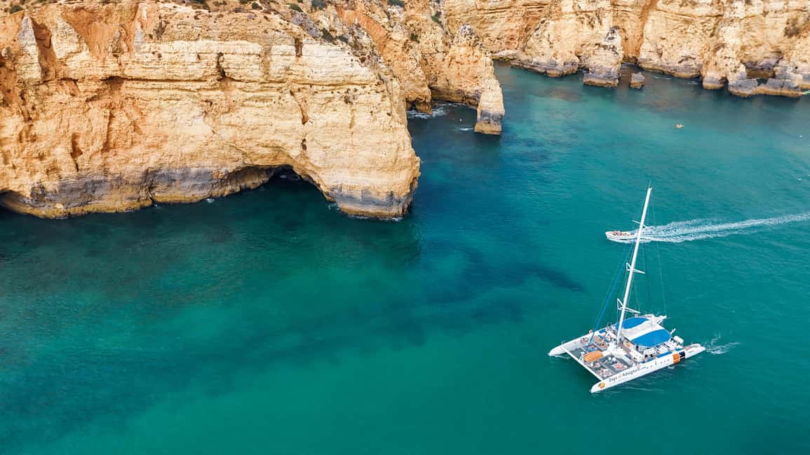 FUN & CHILL – GOLDEN COAST SAILING TOUR - Snacks and Drinks: A Bar-Friendly Tour, Not a Full Meal