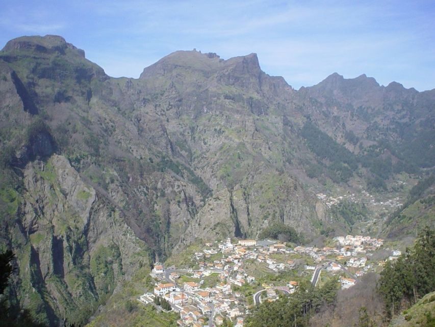 Funchal: Eira do Serrado Nun´s Valley viewpoint tuk tuk Tour - Eira do Serrado: the lookout that makes the volcano feel real