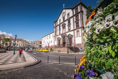 Funchal: Guided Walking Tour with Tastings - Funchal City Hall stop: the 15th-century urban puzzle