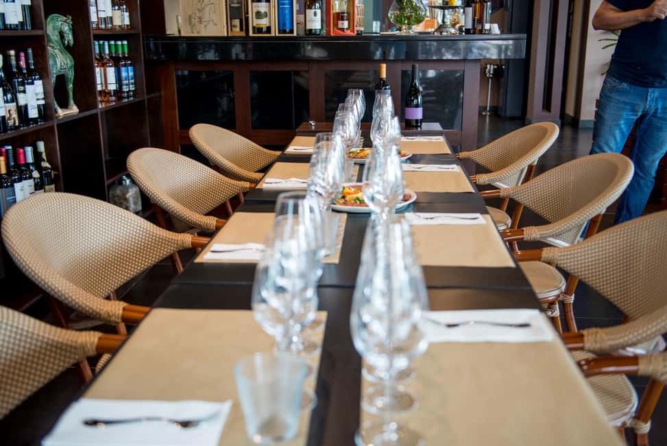 Funchal: Madeira Wine Tasting with Sommelier - How the sommelier teaches you to taste: from glass to pattern