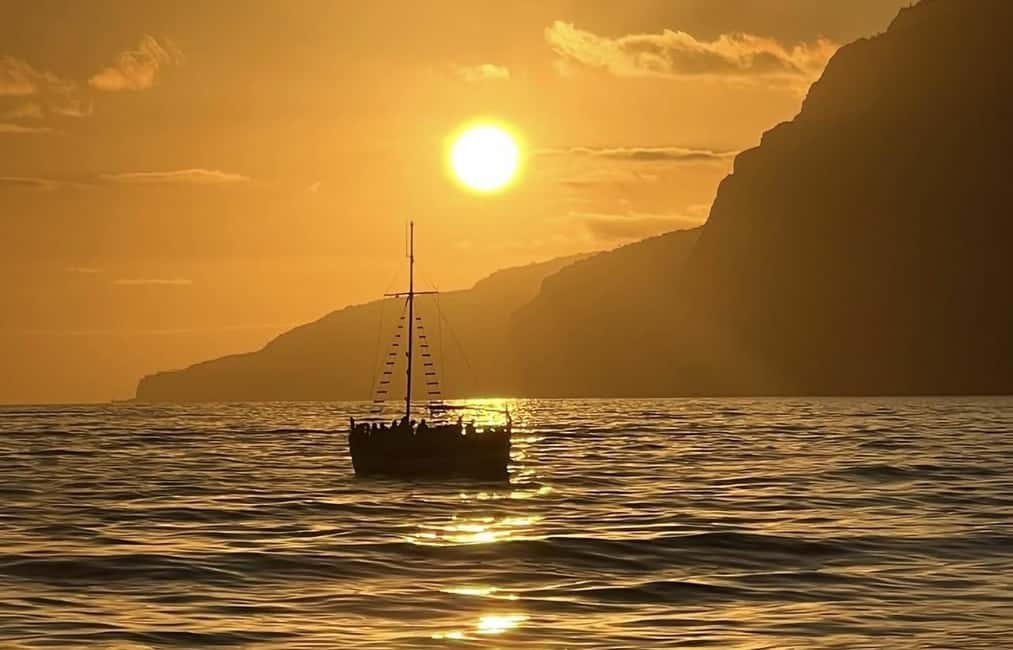 Funchal: Sunset Tour on Traditional Madeiran Boat w/ Drinks - What to bring for Cabo Girão water time