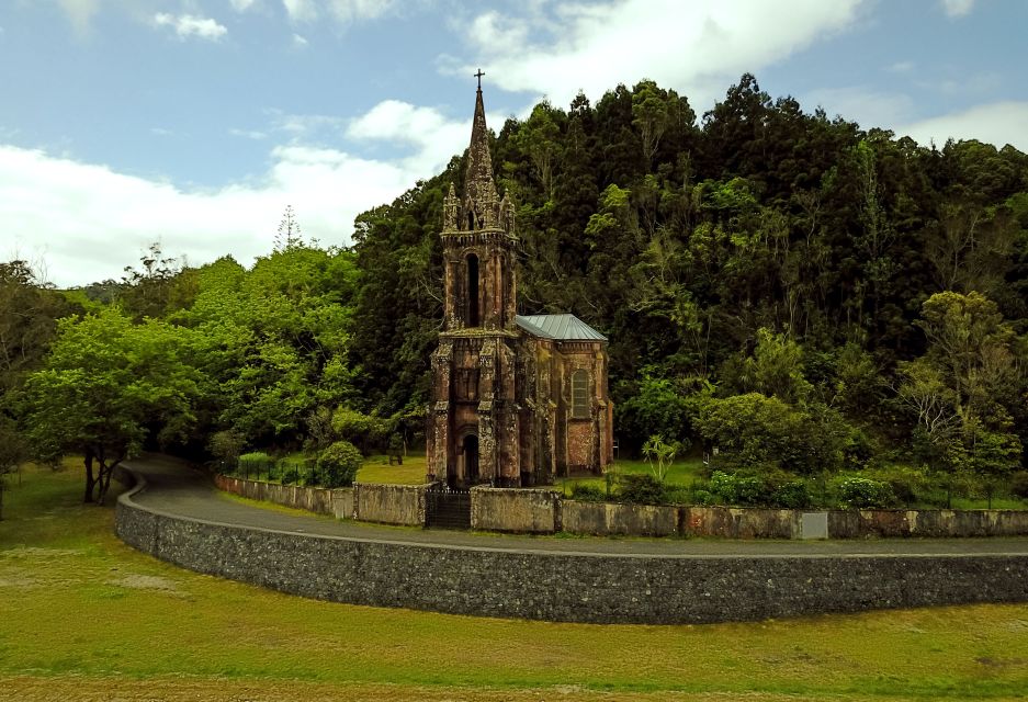 Furnas: Tea Plantations, Lake and Volcano Guided Tour - Pineapple Plantation break: snacks, coffee, and shopping time