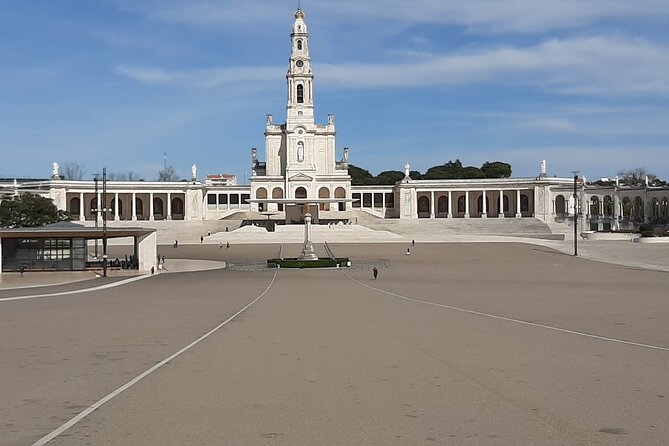 Garden of Peace Eden Park, Grutas, Fátima, Batalha, Nazaré,Óbidos - Nazaré: the world-wave stop, timed for views