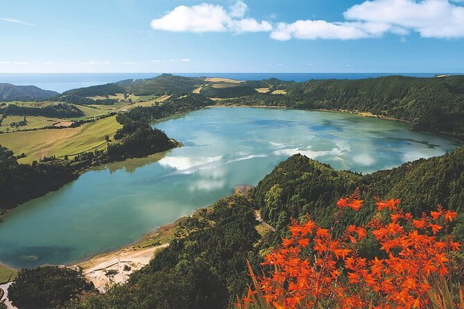 Guided Visit to the Crater and Volcano of Lagoa das Sete Cidades - Lagoa de Santiago: the crater-lake math that makes it feel real