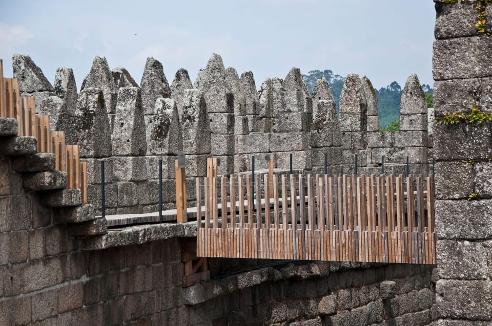 Guimarães: Castle of Guimarães Entry Ticket - Exhibits, displays, and reading the castle like a story