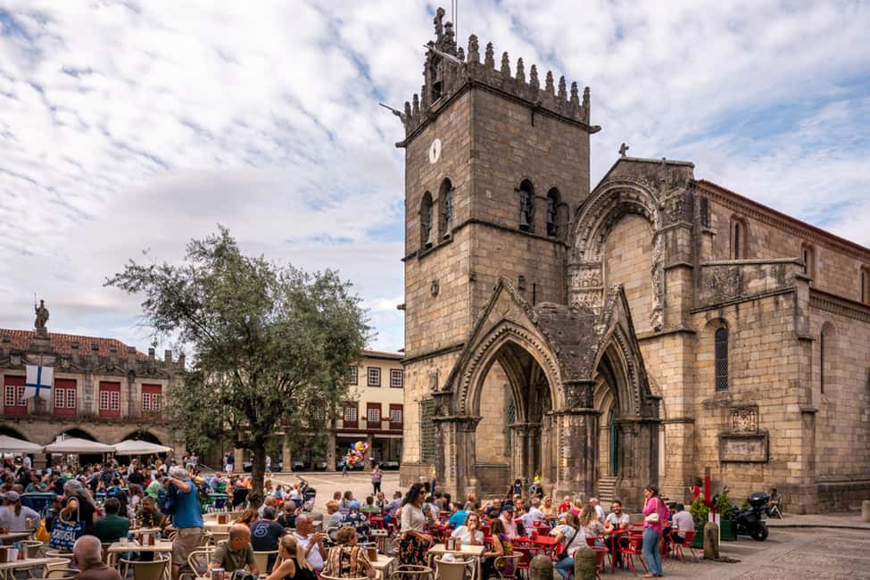 Guimarães: Private Flexible Walking Tour in Historic Center - Oliveira Square and the Collegiate Church: Salado Monument energy