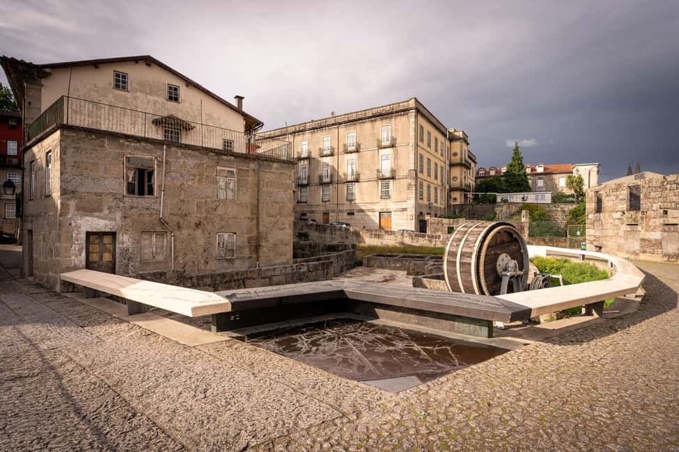 Guimarães: Private Flexible Walking Tour in Historic Center - Back via the Walls of Guimarães Footpath: your closing views