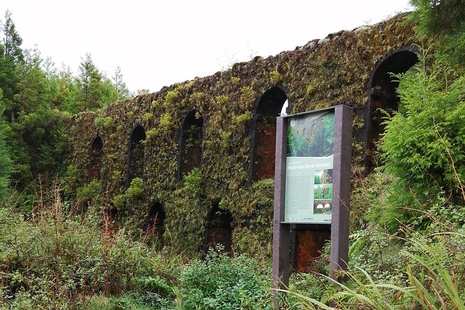 Half-Day 4x4 Tour to Lagoa das Sete Cidades - Stop 1: the crater walk at Lagoa Vede and Lagoa Azul