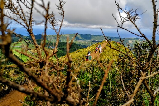 Half Day Guided Tour of Sete Cidades from Ponta Delgada - How much walking is involved, and what to bring