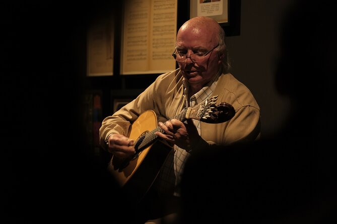 Ideal Clube de Fado - The Port Glass and the Candlelit Vibe