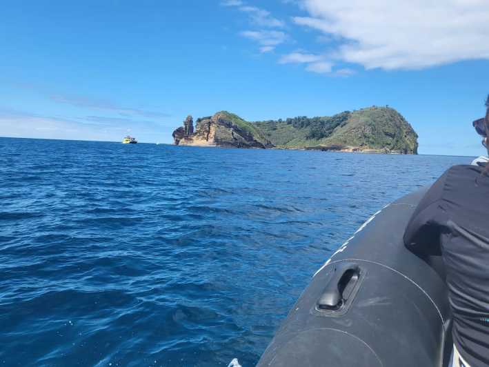 Islet Tour- Ilhéu de Vila Franca do Campo - Ilhéu de Vila Franca do Campo from the water: the real point of the tour