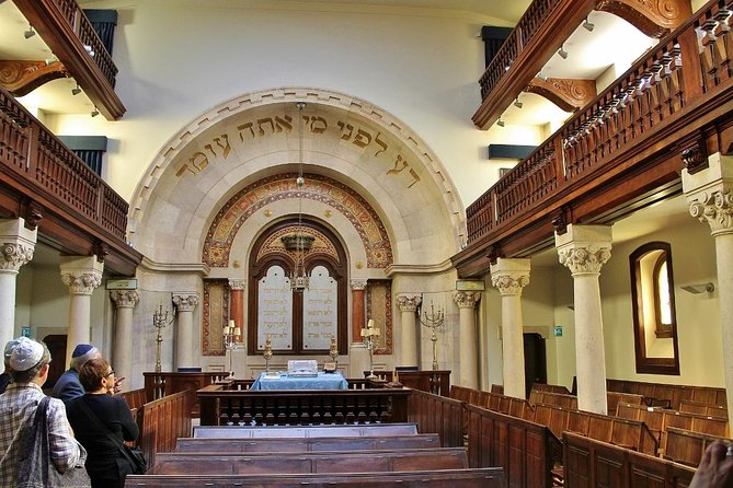 Jewish Sephardic history in Lisbon - Entering Shaare Tikva Synagogue: the anchor of the story