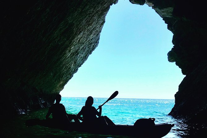 Kayak Adventure in Sesimbra - The Heart of Arrábida Natural Park - Guides and group size: how max 15 affects your kayak day