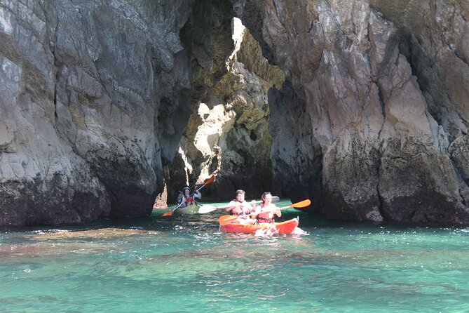 Kayak tour from Sesimbra to Ribeira do Cavalo Beach, passing through the caves - Ocean Kayak gear and the paddling level (what to expect on the water)