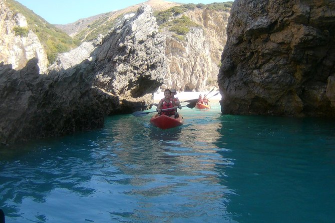 Kayak tour from Sesimbra to Ribeira do Cavalo Beach, passing through the caves - Cove da Mula: seeing limestone layers without needing a geology degree