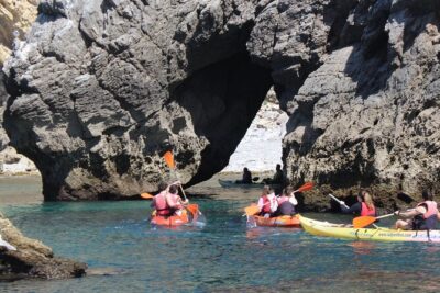 Kayak tour from Sesimbra to Ribeira do Cavalo Beach, passing through the caves - Sesimbra start: getting set up, then switching into vacation mode
