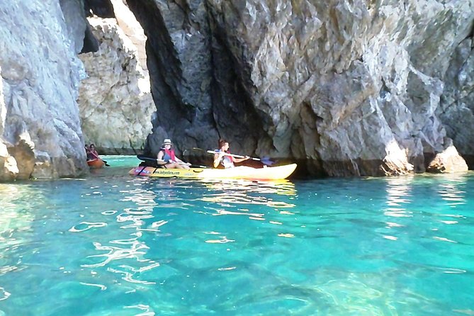 Kayak tour from Sesimbra to Ribeira do Cavalo Beach, passing through the caves - Entering 2 tunnels and 2 small caves: when conditions change everything