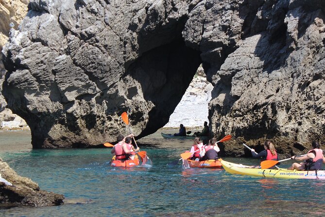 Kayak tour from Sesimbra to Ribeira do Cavalo Beach, passing through the caves - Sesimbra start: getting set up, then switching into vacation mode