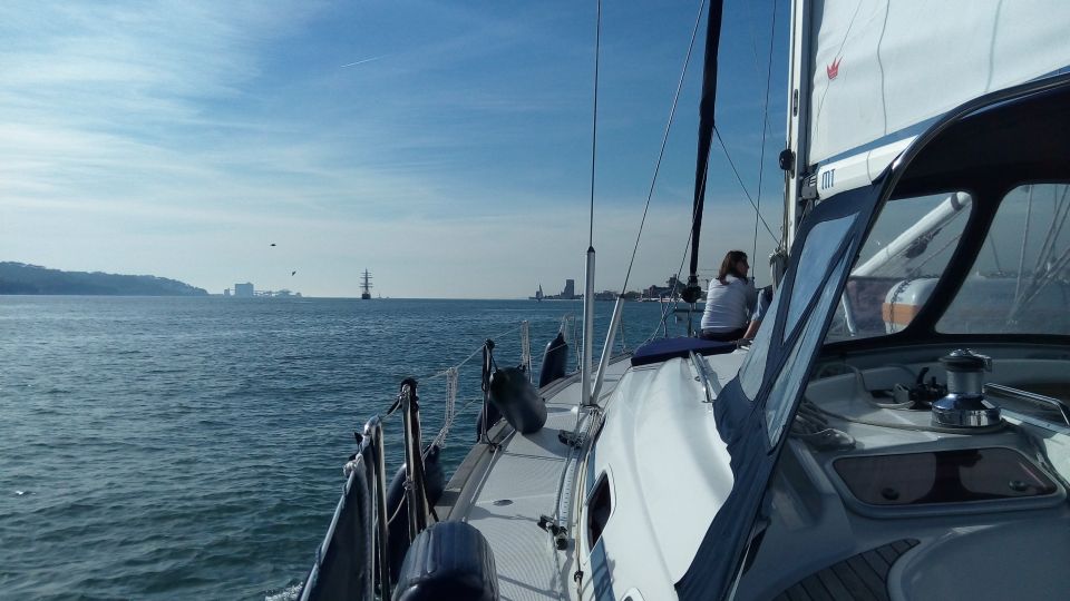 Lisbon: 2-Hour Sailing Yacht Cruise & Guided Tour w/2 drinks - Getting onto the yacht near the Discoveries Monument