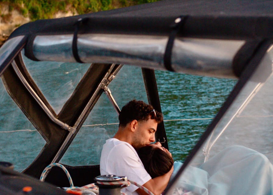 Lisbon 2 Hours Sailing Day Tour and Cruise With Drinks - Comfort on Board: Drinks, Blankets, and the Pace That Works