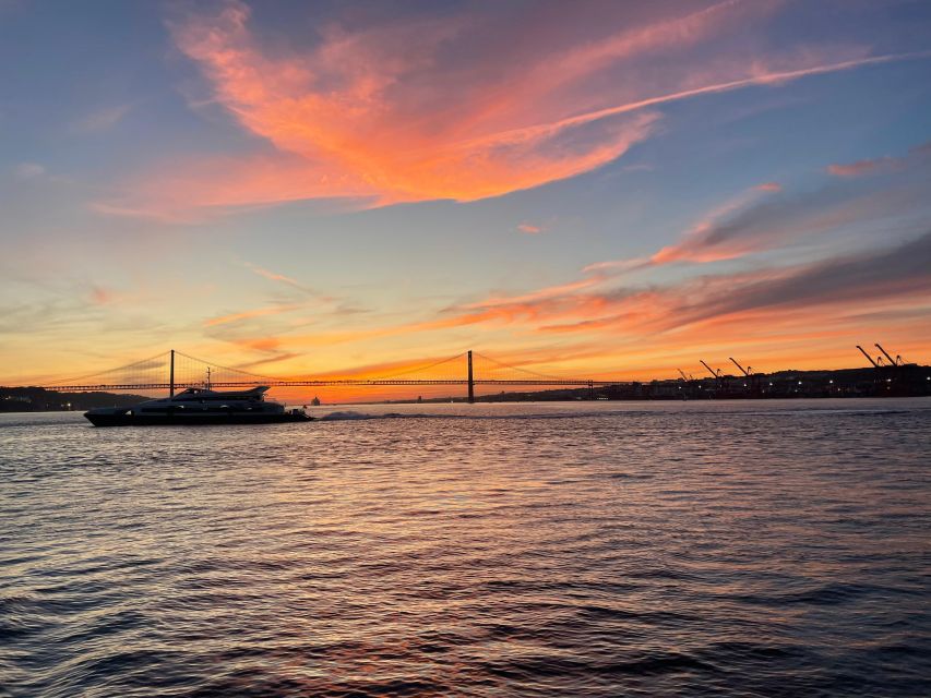 Lisbon: 2H Sunset Boat Cruise Tour with Drinks - Comfort Setup: Blankets, Music, and Space to Breathe