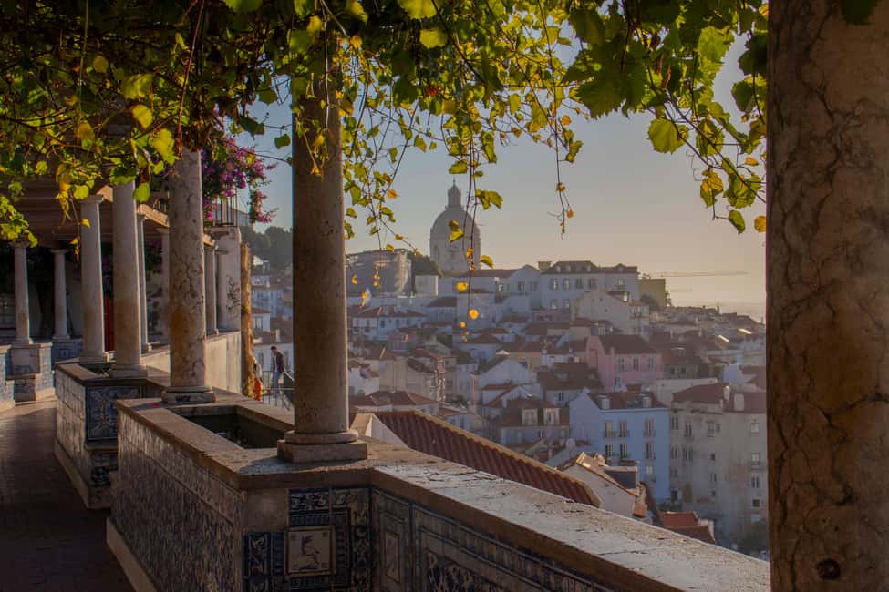 Lisbon: 3-hour tour in German to all viewpoints with a local guide - Alfama and Santa Luzia: tiles, flowers, and that classic red-roof view