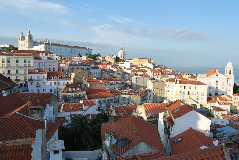 Lisbon: Alfama and São Jorge Castle Quarters Walking Tour - Fado doesn’t start in a concert hall