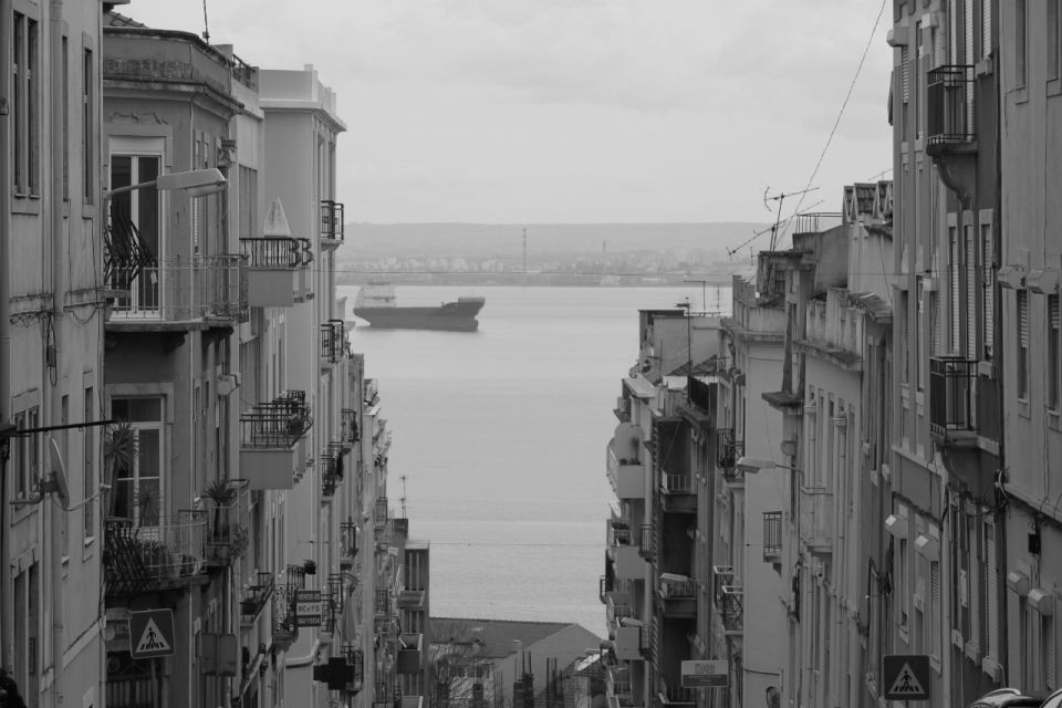 Lisbon: Alfama and São Jorge Castle Quarters Walking Tour - Lisbon Cathedral: stepping inside 12th-century origins with mixed styles