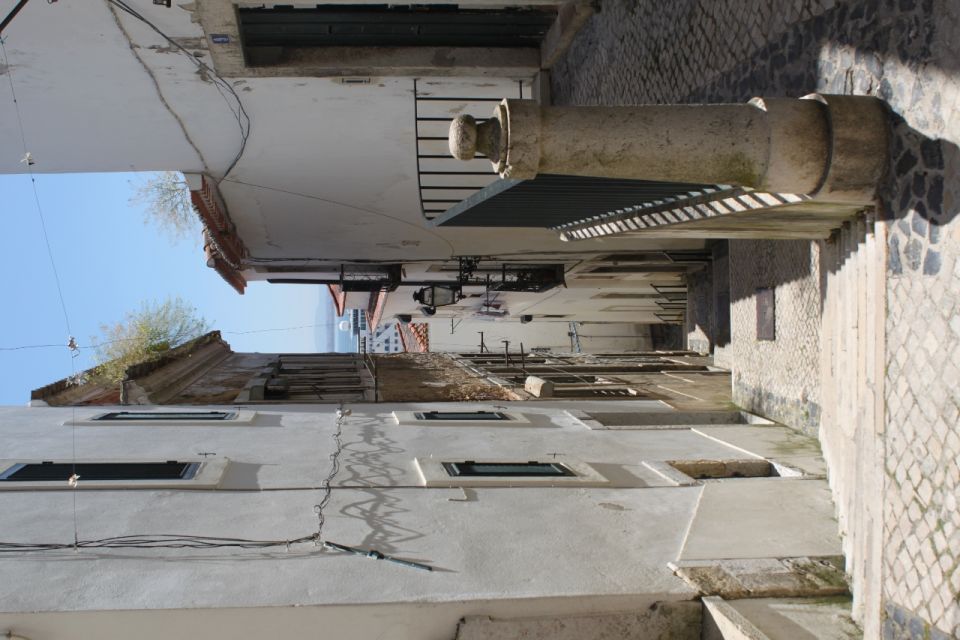 Lisbon: Alfama and São Jorge Castle Quarters Walking Tour - Portas do Sol: panoramic views that reset your mental map