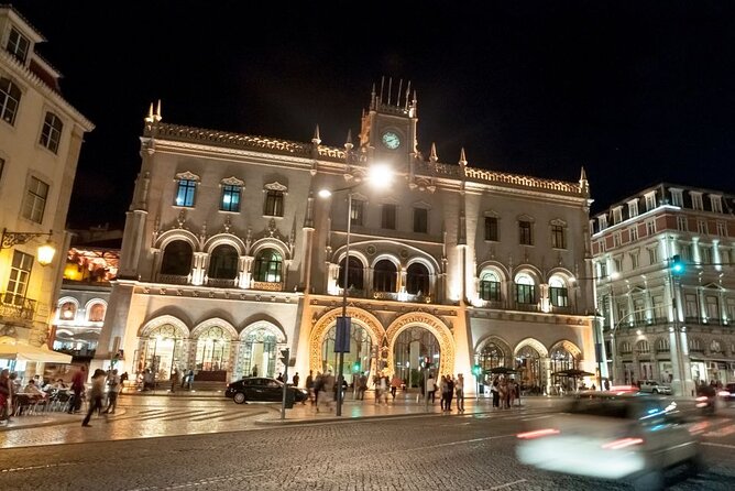 Lisbon: Authentic Fado Show, Dinner and Night Tour - Dinner paired with live Fado: what to expect in the venue