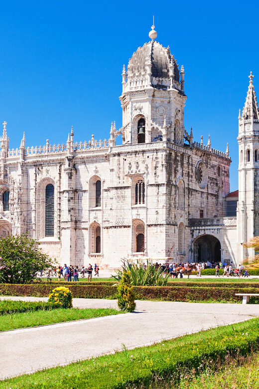 Lisbon: Belem Tour with Pastéis at Jerónimos Monastery - Jerónimos Monastery area: what you get without the entry ticket