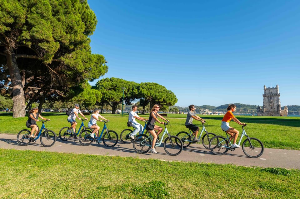 Lisbon Bike Tour: Langs de rivier van Belém naar Lissabon - Bikes, helmets, and the safety net you’ll appreciate