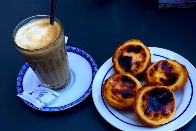 "Lisbon by Night" up to 6 people, private tour - Meet your guide: what Cláudio Henrique adds to the walk
