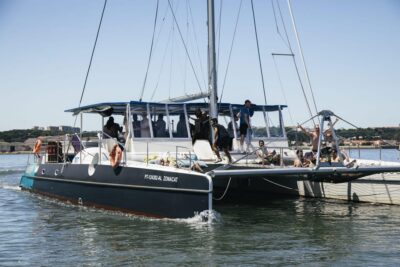 Lisbon: Catamaran Boat Party with Music, Open Bar & Dives - Where You Meet (and Why Being Punctual Matters)