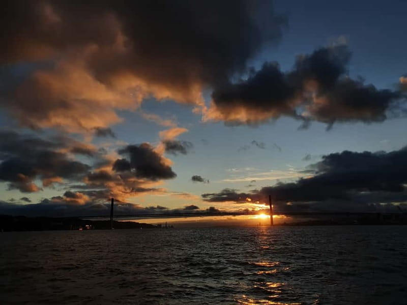 Lisbon: Catamaran Cruise with Drinks & Pastel de Nata - Stop-by-stop: what to watch at each highlight