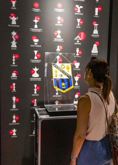Lisbon: Customized Luz Stadium and Guided Museum Tour - Photo with the eagle: a small stop with big club symbolism