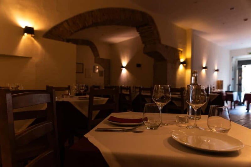 Lisbon: Dinner with Rising Stars of Fado at Canto do Poeta - The venue vibe: intimate, close, and sometimes a bit hot